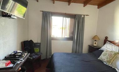 Casa en venta con 3 viviendas, cochera para 4 autos, jardín y quincho con parrilla - Wilde