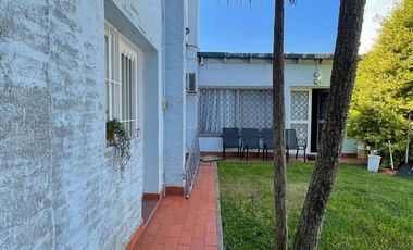 Casa en venta con 3 viviendas, cochera para 4 autos, jardín y quincho con parrilla - Wilde
