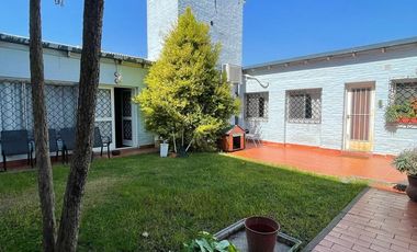 Casa en venta con 3 viviendas, cochera para 4 autos, jardín y quincho con parrilla - Wilde