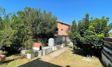 Casa en venta con 3 viviendas, cochera para 4 autos, jardín y quincho con parrilla - Wilde