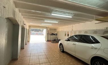 Casa en venta con 3 viviendas, cochera para 4 autos, jardín y quincho con parrilla - Wilde