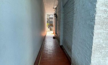 Casa en venta con 3 viviendas, cochera para 4 autos, jardín y quincho con parrilla - Wilde