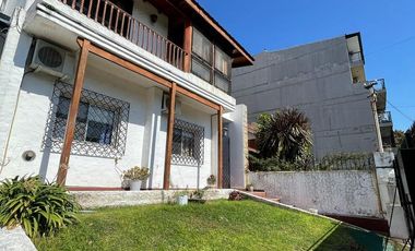 Casa en venta con 3 viviendas, cochera para 4 autos, jardín y quincho con parrilla - Wilde