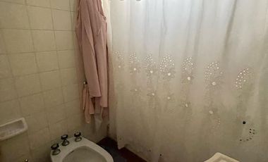 Casa en venta con 3 viviendas, cochera para 4 autos, jardín y quincho con parrilla - Wilde