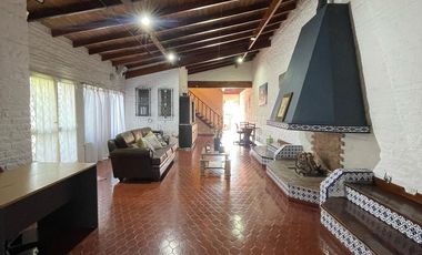 Casa en venta con 3 viviendas, cochera para 4 autos, jardín y quincho con parrilla - Wilde