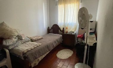 Casa en venta con 3 viviendas, cochera para 4 autos, jardín y quincho con parrilla - Wilde