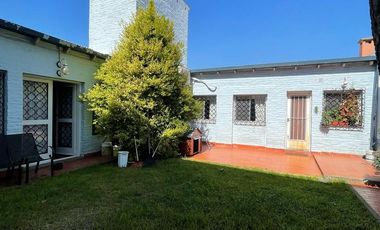 Casa en venta con 3 viviendas, cochera para 4 autos, jardín y quincho con parrilla - Wilde
