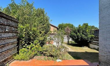 Casa en venta con 3 viviendas, cochera para 4 autos, jardín y quincho con parrilla - Wilde