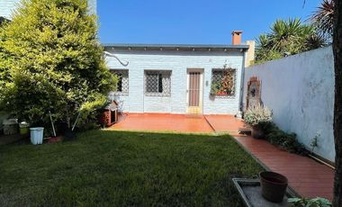 Casa en venta con 3 viviendas, cochera para 4 autos, jardín y quincho con parrilla - Wilde