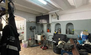 Casa en venta con 3 viviendas, cochera para 4 autos, jardín y quincho con parrilla - Wilde