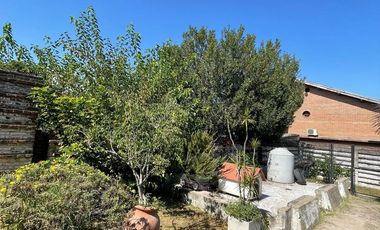 Casa en venta con 3 viviendas, cochera para 4 autos, jardín y quincho con parrilla - Wilde