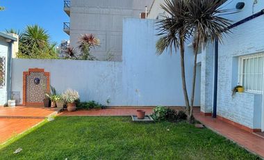 Casa en venta con 3 viviendas, cochera para 4 autos, jardín y quincho con parrilla - Wilde