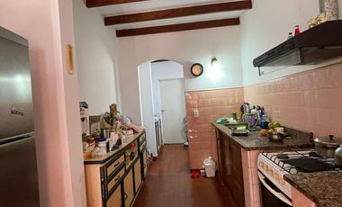 Casa en venta con 3 viviendas, cochera para 4 autos, jardín y quincho con parrilla - Wilde