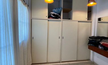 Casa en venta con 3 viviendas, cochera para 4 autos, jardín y quincho con parrilla - Wilde