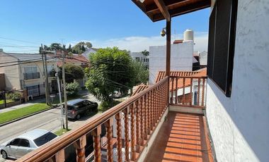 Casa en venta con 3 viviendas, cochera para 4 autos, jardín y quincho con parrilla - Wilde