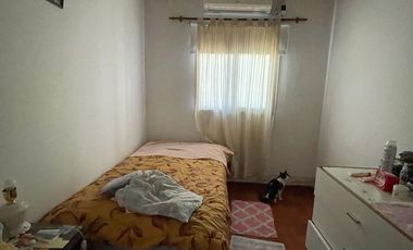 Casa en venta con 3 viviendas, cochera para 4 autos, jardín y quincho con parrilla - Wilde