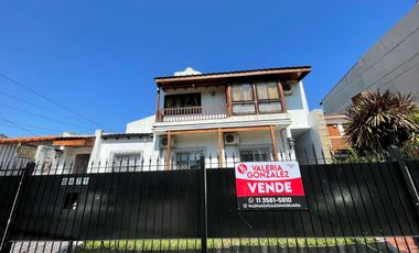 Casa en venta con 3 viviendas, cochera para 4 autos, jardín y quincho con parrilla - Wilde