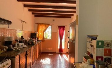 Casa en venta con 3 viviendas, cochera para 4 autos, jardín y quincho con parrilla - Wilde