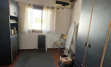 Casa en venta con 3 viviendas, cochera para 4 autos, jardín y quincho con parrilla - Wilde