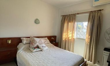 Casa en venta con 3 viviendas, cochera para 4 autos, jardín y quincho con parrilla - Wilde