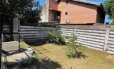 Casa en venta con 3 viviendas, cochera para 4 autos, jardín y quincho con parrilla - Wilde