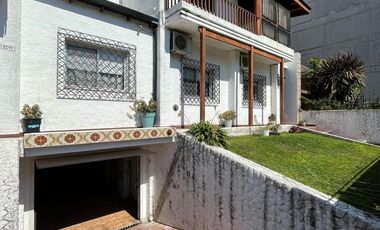 Casa en venta con 3 viviendas, cochera para 4 autos, jardín y quincho con parrilla - Wilde