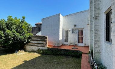 Casa en venta con 3 viviendas, cochera para 4 autos, jardín y quincho con parrilla - Wilde