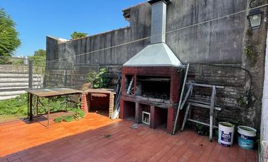 Casa en venta con 3 viviendas, cochera para 4 autos, jardín y quincho con parrilla - Wilde
