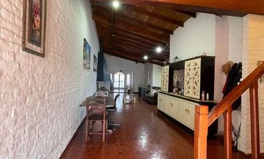 Casa en venta con 3 viviendas, cochera para 4 autos, jardín y quincho con parrilla - Wilde