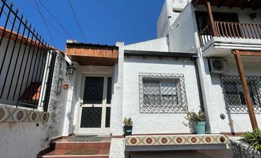 Casa en venta con 3 viviendas, cochera para 4 autos, jardín y quincho con parrilla - Wilde