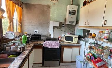 Casa en venta con 3 viviendas, cochera para 4 autos, jardín y quincho con parrilla - Wilde