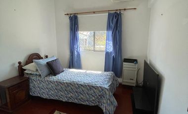 Casa en venta con 3 viviendas, cochera para 4 autos, jardín y quincho con parrilla - Wilde