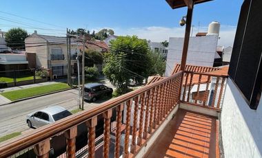 Casa en venta con 3 viviendas, cochera para 4 autos, jardín y quincho con parrilla - Wilde