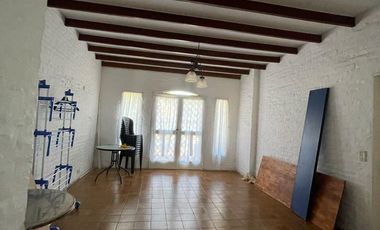 Casa en venta con 3 viviendas, cochera para 4 autos, jardín y quincho con parrilla - Wilde