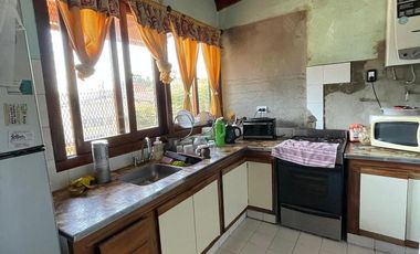 Casa en venta con 3 viviendas, cochera para 4 autos, jardín y quincho con parrilla - Wilde