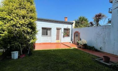 Casa en venta con 3 viviendas, cochera para 4 autos, jardín y quincho con parrilla - Wilde