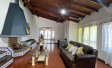 Casa en venta con 3 viviendas, cochera para 4 autos, jardín y quincho con parrilla - Wilde