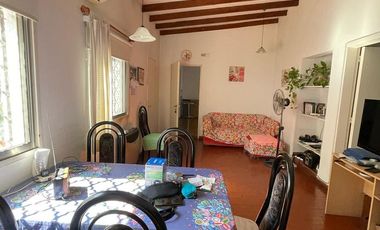 Casa en venta con 3 viviendas, cochera para 4 autos, jardín y quincho con parrilla - Wilde