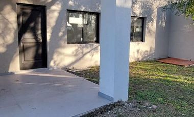 Hermosa casa sobre lote interno central a espacio verde en Santa Elena - Pilar del Este