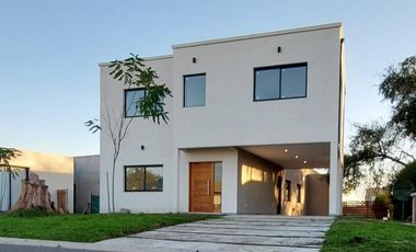 Hermosa casa sobre lote interno central a espacio verde en Santa Elena - Pilar del Este