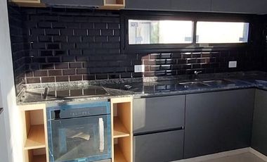 Hermosa casa sobre lote interno central a espacio verde en Santa Elena - Pilar del Este