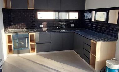 Hermosa casa sobre lote interno central a espacio verde en Santa Elena - Pilar del Este