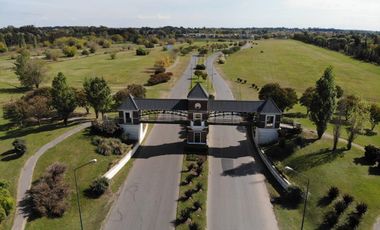 Hermosa casa sobre lote interno central a espacio verde en Santa Elena - Pilar del Este