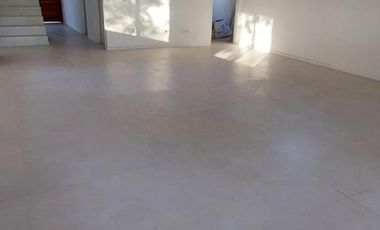 Hermosa casa sobre lote interno central a espacio verde en Santa Elena - Pilar del Este