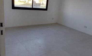 Hermosa casa sobre lote interno central a espacio verde en Santa Elena - Pilar del Este