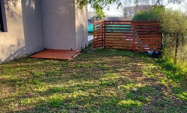 Hermosa casa sobre lote interno central a espacio verde en Santa Elena - Pilar del Este