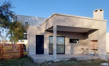 Hermosa casa sobre lote interno central a espacio verde en Santa Elena - Pilar del Este