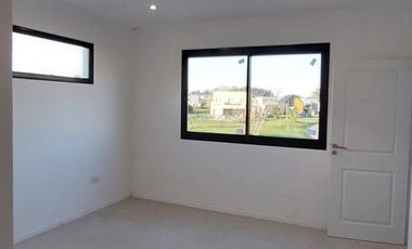Hermosa casa sobre lote interno central a espacio verde en Santa Elena - Pilar del Este