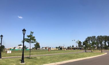 Hermosa casa sobre lote interno central a espacio verde en Santa Elena - Pilar del Este