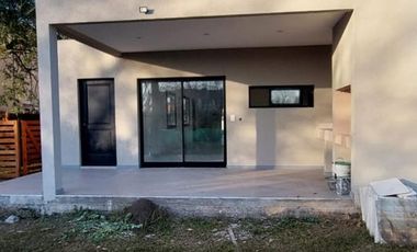 Hermosa casa sobre lote interno central a espacio verde en Santa Elena - Pilar del Este